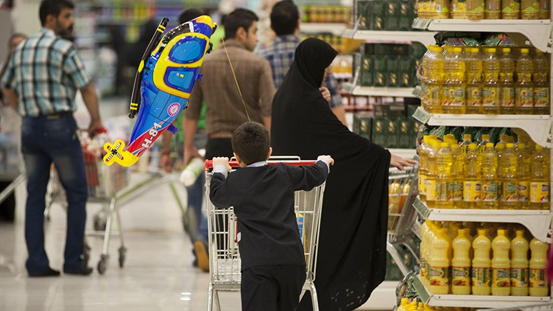 به دلیل وابستگی صنایع غذایی و آشامیدنی‌ها به زنجیره پتروشیمی، عمدتاً در بخش بسته‌بندی (بین 70 تا 90 درصد)، هرگونه اختلال در تأمین این مواد، مستقیماً زنجیره نگهداری، توزیع و عرضه محصولات غذایی را تحت تأثیر قرار می‌دهد.